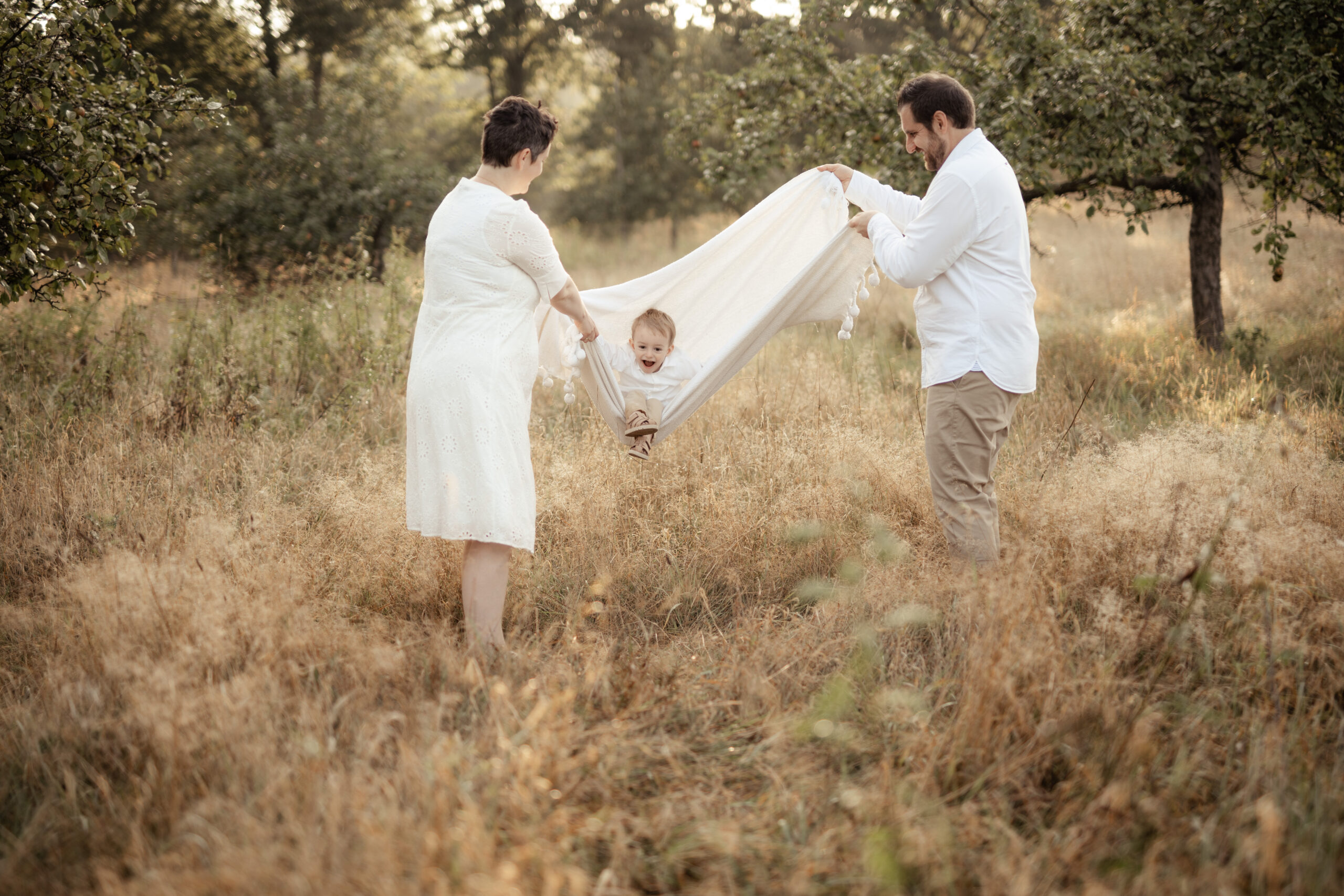 Familienshooting Saarbrücken Saarland Familienfotografin Merzig Fotoshooting Saarlouis Familienbilder Saarburg Fotograf Familie Völklingen Neunkirchen Saar Dilllingen Saar Remich natürliche hochwertige Familienfotos Luxemburg Trier Familien Newborn Shooting Grevenmacher Perl Schengen Wadern Fotostudio Losheim Tageslichtstudio Photographie Poesie