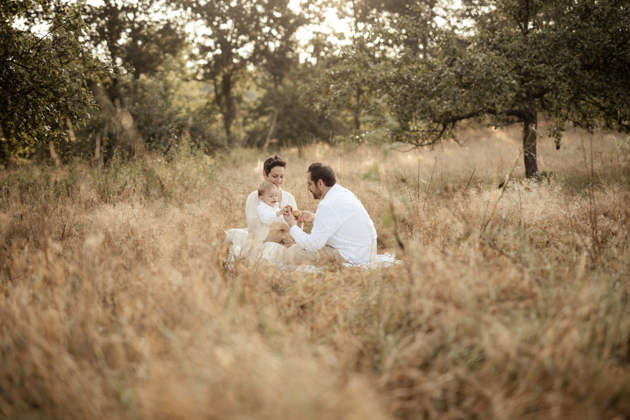Familienshooting Saarland Familienfotografin Saarbrücken Merzig Fotoshooting Saarlouis Familienbilder Saarburg Fotograf Familie Völklingen Neunkirchen Saar Dilllingen Saar Remich natürliche hochwertige Familienfotos Luxemburg Trier Familien Shooting Grevenmacher Perl Schengen Wadern Fotostudio Losheim Tageslichtstudio Photographie Poesie