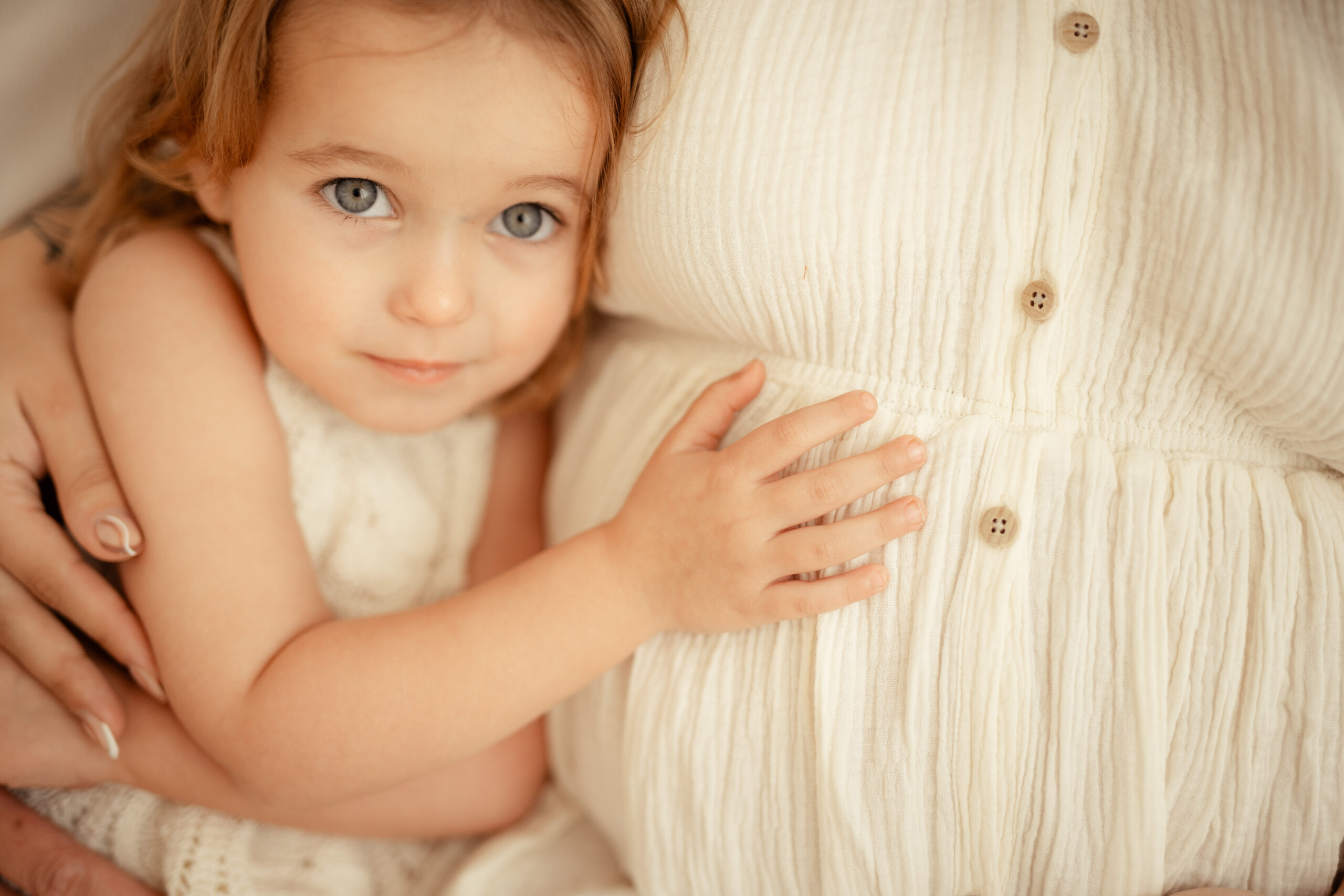 Babybauch Shooting Luxemburg, Photographie Poesie, Ich bin eure Fotografin für natürliche im Tageslicht Studio in Merzig, deine Schwangerschaft festgehalten im entspannten Babybauchshooting mit Rundum Wohlfühl Service mit hochwertigen Schwangerschaftsbildern für die Region Saarland, Mein Atelier in Merzig ist gut für deine Babybauchbilder erreichbar für Familien aus Trier, Remich, Dillingen Saar, Völklingen, Neunkirchen, Saarlouis, Saarbrücken, Saarburg