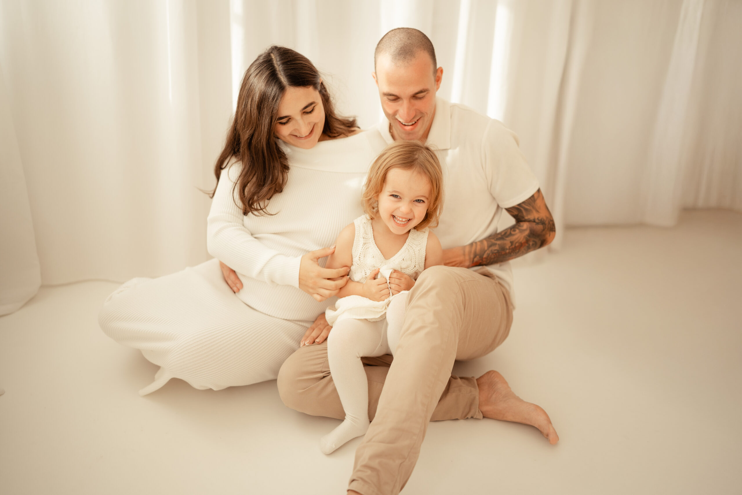 Babybauch Shooting Merzig, Photographie Poesie, Ich bin eure Fotografin für natürliche im Tageslicht Studio, deine Schwangerschaft festgehalten im entspannten Babybauchshooting mit Rundum Wohlfühl Service mit hochwertigen Schwangerschaftsbildern für die Region Saarland und Luxemburg, Hebamme, Hebammenscheune, Geburt,Mein Atelier in Merzig ist gut für deine Babybauchbilder erreichbar für Familien aus Trier, Remich, Dillingen Saar, Saarlouis, Völklingen, Neunkirchen, Saarlouis, Saarbrücken, Saarburg