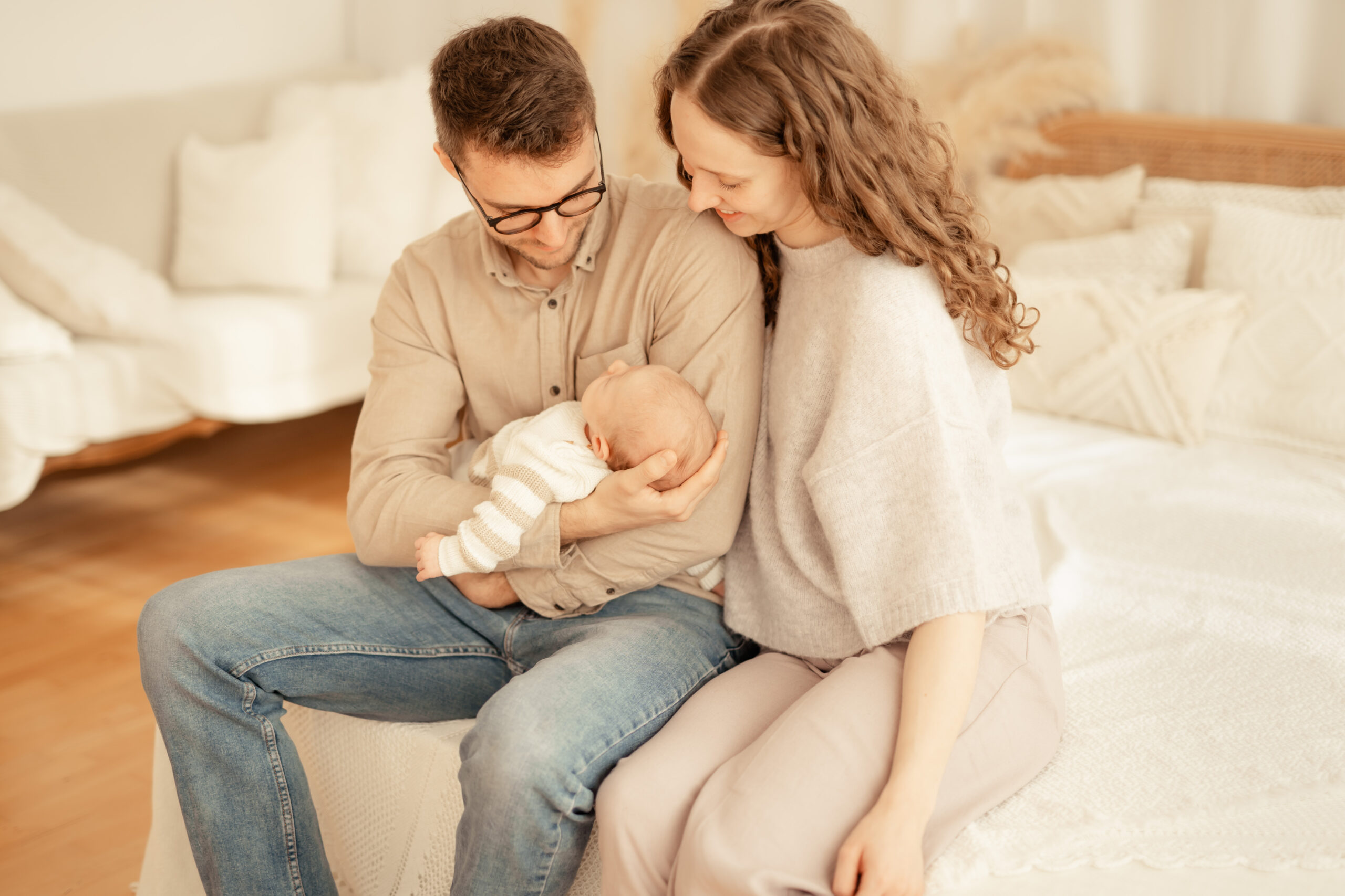 Babyfotografin Saarland Familienfilm Saarland Familien Film Merzig Fotografin Newborn Saarland Fotostudio Hebammenscheune Merzig natürliche Familienfotografie Saarlouis Babybauchshooting Newbornshooting Familienshooting Boudoirshooting Saarlouis Hebamme Merzig Babybauch Shooting Familien Shooting Luxemburg Remich Grevenmacher Boudoir Shooting Saarbrücken Fotoshooting Saarburg Trier Photographie Poesie Tageslicht Atelier