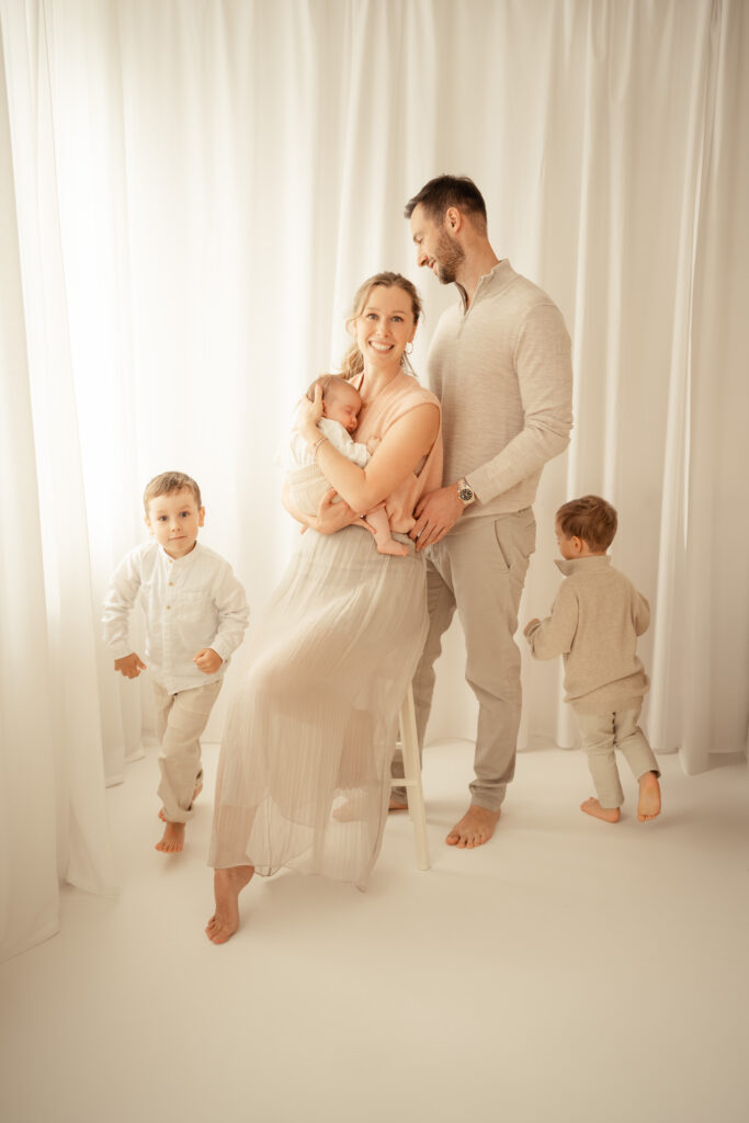 Familienfotografin Saarland professionelle Merzig Fotoshooting Saarlouis Familienbilder Saarburg Fotograf Familie Saarbrücken Remich natürliche hochwertige Familienfotos Familienshooting Luxemburg Trier Familien Shooting Perl Schengen Wadern Fotostudio Losheim Tageslichtstudio Photographie Poesie