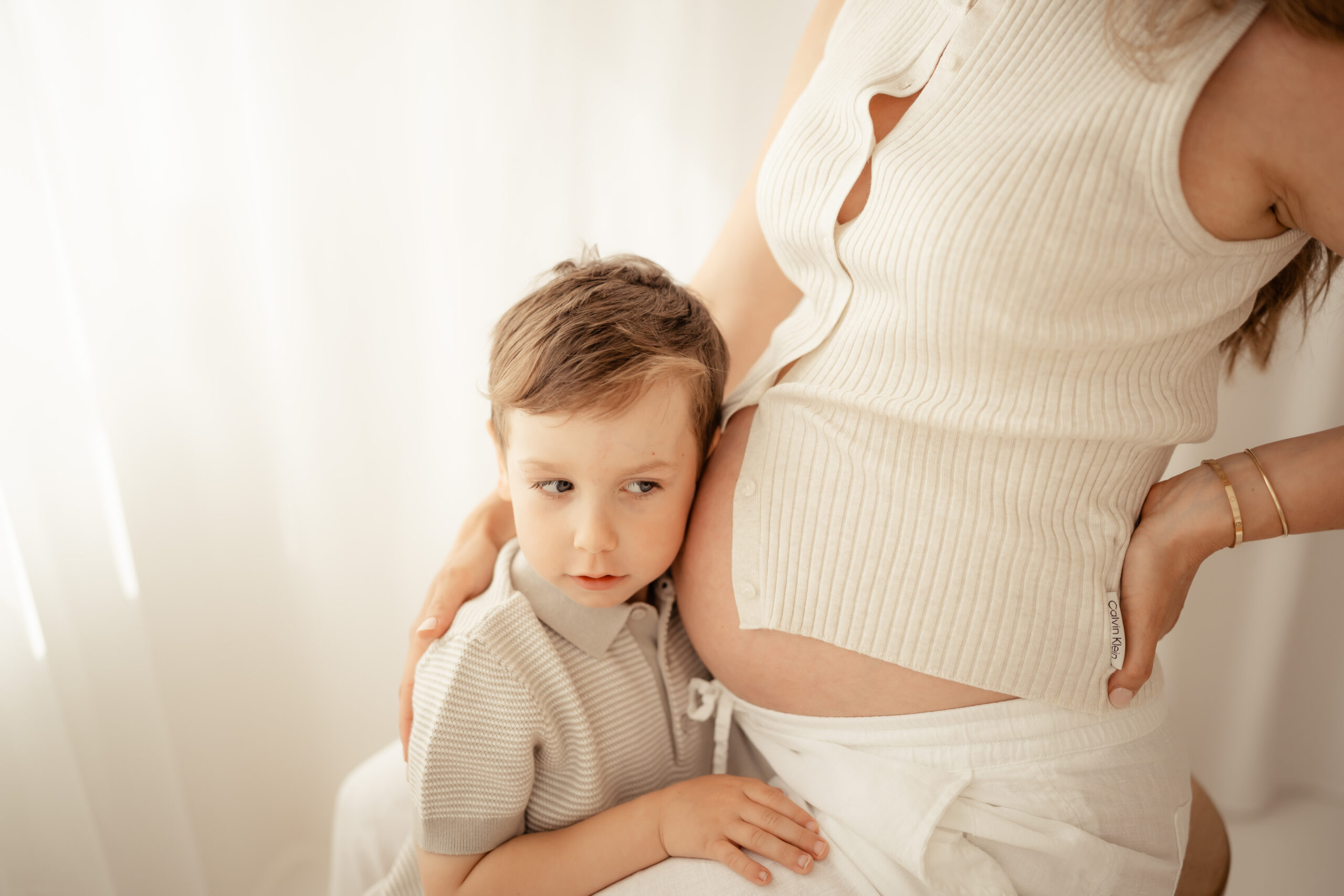 Fotografin Babybauch Shooting Saarland, Photographie Poesie, Ich bin eure Babybauchfotografin für natürliche Bilder im Tageslicht Studio in Merzig, deine Schwangerschaft festgehalten im entspannten Babybauchshooting mit Rundum Wohlfühl Service mit hochwertigen Schwangerschaftsbildern für die Region Saarland und Luxemburg, Mein Atelier in Merzig ist gut für deine Babybauchbilder erreichbar für Familien aus Trier, Remich, Dillingen Saar, Völklingen, Neunkirchen, Saarlouis, Saarbrücken, Saarburg