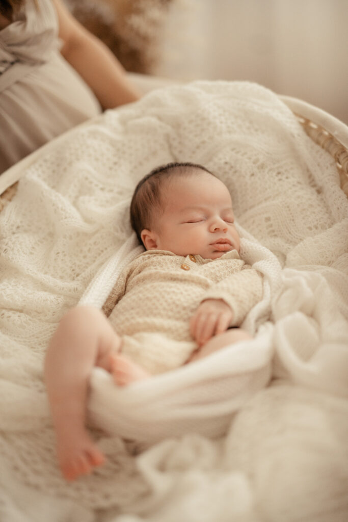 Neugeborenenfotografin Remich, Saarland, Photographie Poesie, eure professionelle Babyfotografin für natürliche Neugeborenenbilder im Tageslicht Studio in Merzig, deine erste Zeit mit Baby festgehalten im entspannten Newbornshooting mit Rundum Wohlfühl Service in hochwertigen Newbornbildern für die Region Saarland und Luxemburg, Mein Atelier in Merzig ist gut für deine Babybilder erreichbar für Familien aus Trier, Dillingen Saar, Völklingen, Neunkirchen, Saarlouis, Saarbrücken, Saarburg