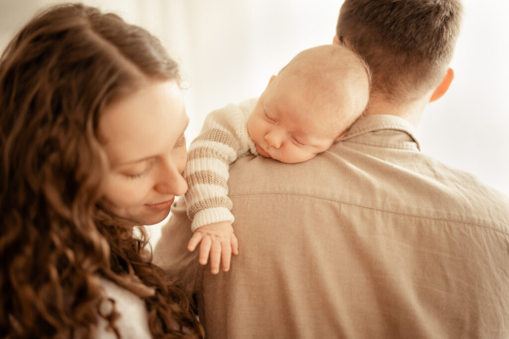 Neugeborenenfotografin Saarland, Photographie Poesie, Ich bin eure professionelle Babyfotografin für natürliche Neugeborenenbilder im Tageslicht Studio in Merzig, deine erste Zeit mit Baby festgehalten im entspannten Newbornshooting mit Rundum Wohlfühl Service mit hochwertigen Newbornbildern für die Region Saarland und Luxemburg, Mein Atelier in Merzig ist gut für deine Babybilder erreichbar für Familien aus Trier, Remich, Dillingen Saar, Völklingen, Neunkirchen, Saarlouis, Saarbrücken, Saarburg