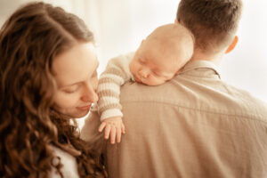 Neugeborenenfotografin Saarland, Photographie Poesie, Ich bin eure professionelle Babyfotografin für natürliche Neugeborenenbilder im Tageslicht Studio in Merzig, deine erste Zeit mit Baby festgehalten im entspannten Newbornshooting mit Rundum Wohlfühl Service mit hochwertigen Newbornbildern für die Region Saarland und Luxemburg, Mein Atelier in Merzig ist gut für deine Babybilder erreichbar für Familien aus Trier, Remich, Dillingen Saar, Völklingen, Neunkirchen, Saarlouis, Saarbrücken, Saarburg