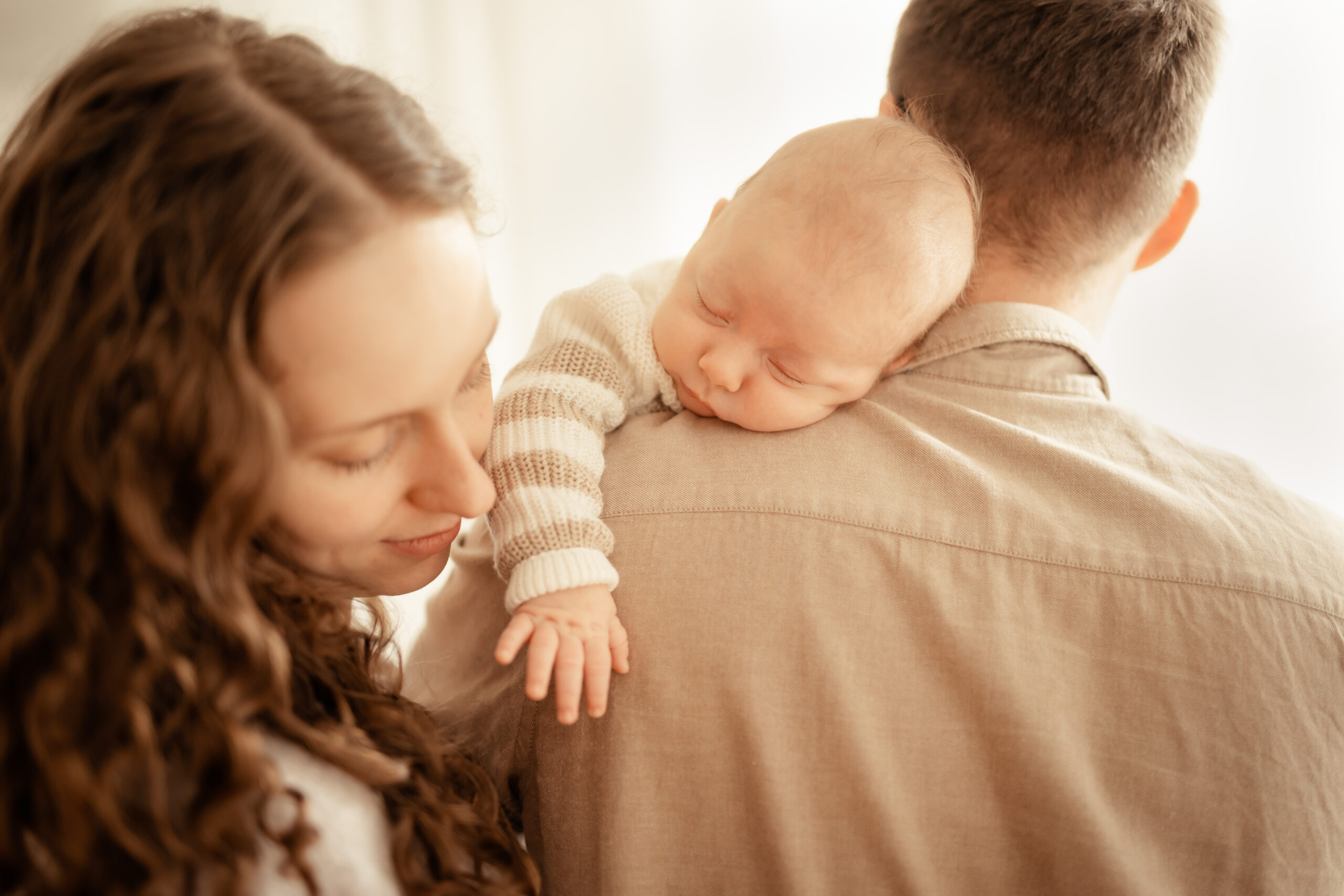 Neugeborenenfotografin Saarland, Photographie Poesie, Ich bin eure professionelle Babyfotografin für natürliche Neugeborenenbilder im Tageslicht Studio in Merzig, deine erste Zeit mit Baby festgehalten im entspannten Newbornshooting mit Rundum Wohlfühl Service mit hochwertigen Newbornbildern für die Region Saarland und Luxemburg, Mein Atelier in Merzig ist gut für deine Babybilder erreichbar für Familien aus Trier, Remich, Dillingen Saar, Völklingen, Neunkirchen, Saarlouis, Saarbrücken, Saarburg