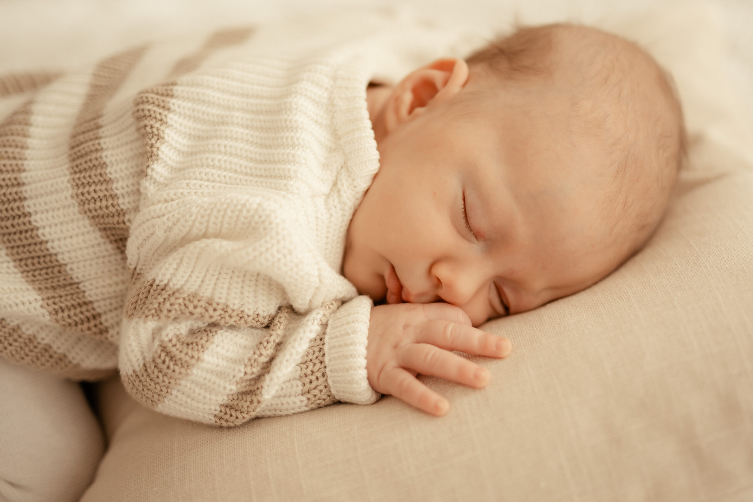 Newbornshooting Losheim, Babyshooting Saarland, Photographie Poesie, Ich bin eure professionelle Babyfotografin für natürliche Neugeborenenbilder im Tageslicht Studio in Merzig, deine erste Zeit mit Baby festgehalten im entspannten mit Rundum Wohlfühl Service mit hochwertigen Newbornbildern für die Region Saarland und Luxemburg, Mein Atelier in Merzig ist gut für deine Babybilder erreichbar für Familien aus Trier, Remich, Dillingen Saar, Völklingen, Neunkirchen, Saarlouis, Saarbrücken, Saarburg, deine Neugeborenenfotografin