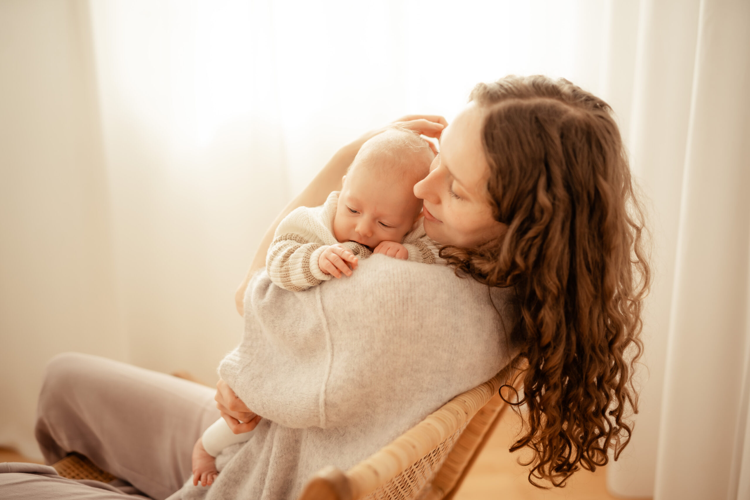 Newbornshooting Merzig Saarland, Photographie Poesie, Ich bin eure Fotografin für natürliche Neugeborenenbilder mit Tageslicht Studio in Merzig, deine erste Zeit mit Baby festgehalten im entspannten Newbornshooting mit Rundum Wohlfühl Service mit hochwertigen Newbornbildern für die Region Saarland und Luxemburg, Hebamme, Hebammenscheune, Geburtshaus, Kreißsaal, Mein Atelier ist gut für deine Babybilder erreichbar für Familien aus Trier, Remich, Dillingen Saar, Völklingen, Neunkirchen, Saarbrücken, Saarburg, Saarlouis