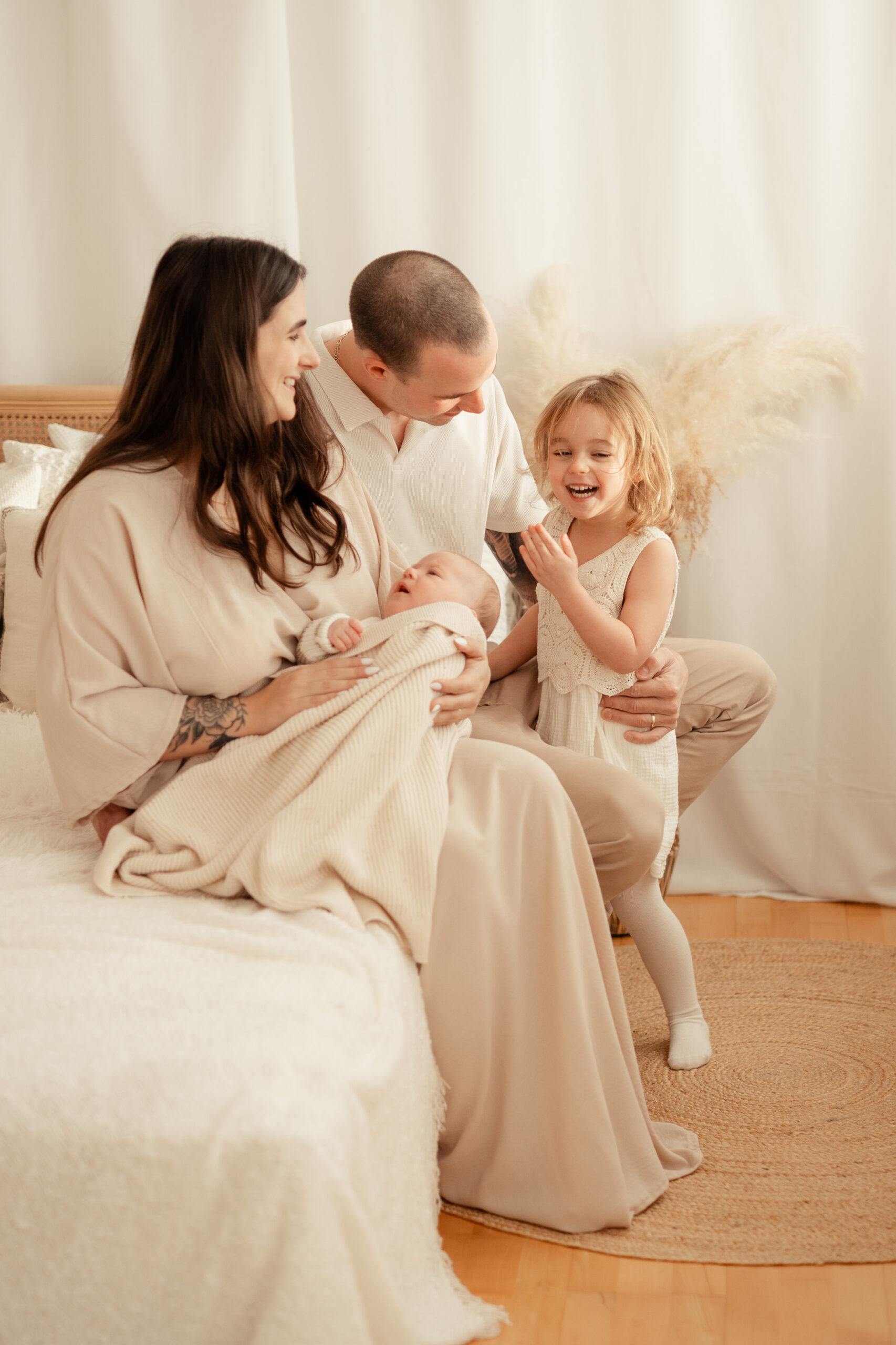 Newbornshooting Saarland Familienfilm Saarland Familien Film Merzig Fotografin Newborn Saarland Fotostudio Hebammenscheune Merzig natürliche Familienfotografie Saarlouis Babybauchshooting Newbornshooting Familienshooting Boudoirshooting Saarlouis Hebamme Merzig Babybauch Shooting Familien Shooting Luxemburg Remich Grevenmacher Boudoir Shooting  Saarbrücken Fotoshooting Saarburg Trier Photographie Poesie Tageslicht Atelier