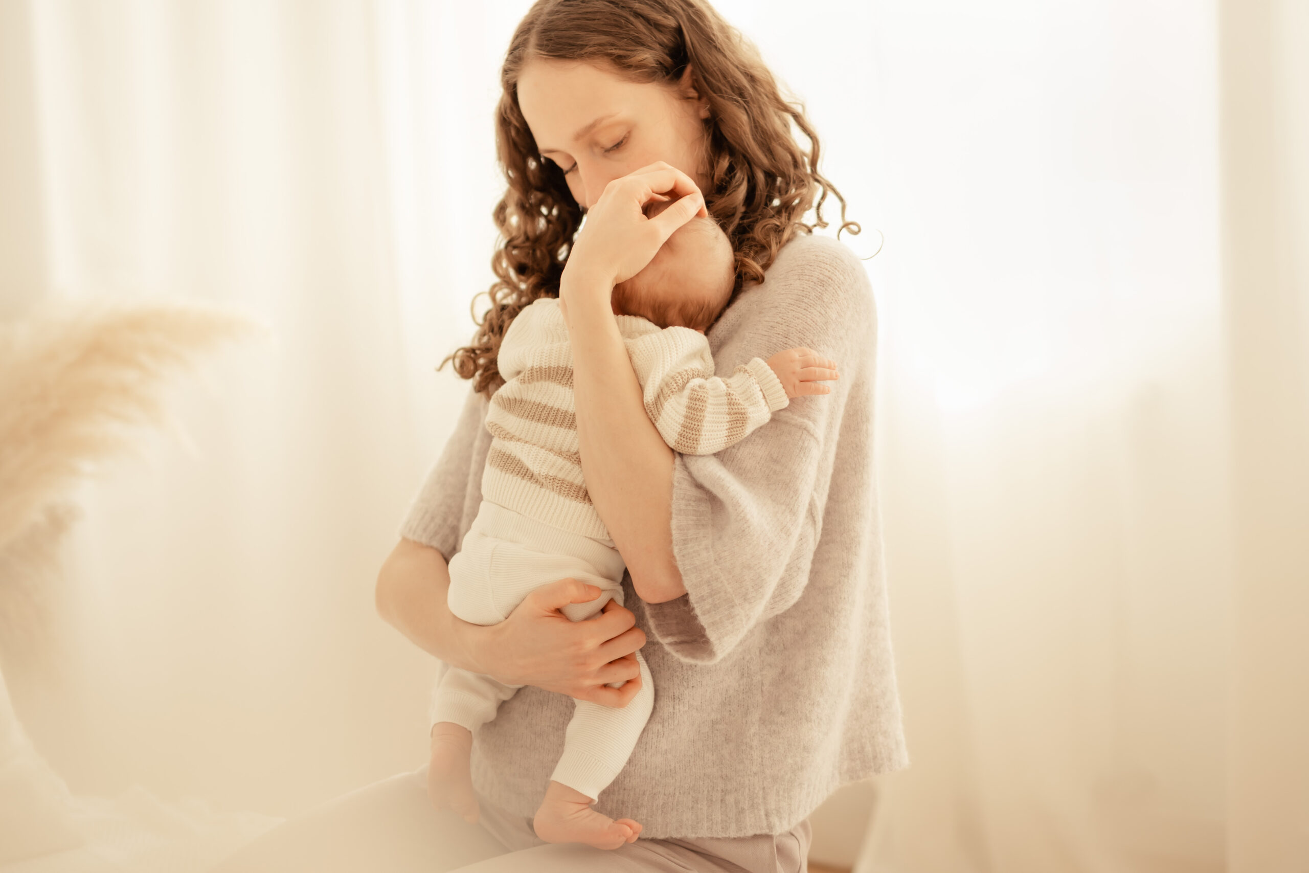 Newbornshooting Saarlouis Saarland, Photographie Poesie, Ich bin eure Babyfotografin für natürliche Neugeborenenbilder mit Tageslicht Studio in Merzig, deine erste Zeit mit Baby festgehalten im entspannten Newbornshooting mit Rundum Wohlfühl Service mit hochwertigen Newbornbildern für die Region Saarland und Luxemburg, Hebamme, Hebammenscheune, Geburtshaus, Kreißsaal, Mein Atelier in Merzig ist gut für deine Babybilder erreichbar für Familien aus Trier, Remich, Dillingen Saar, Völklingen, Neunkirchen, Saarbrücken, Saarburg